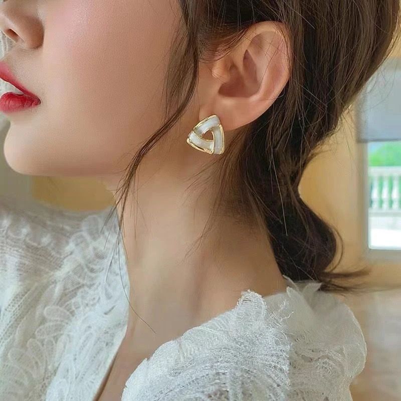 Pair of High-end Geometric Triangle Milk White Drip Oil Earrings Women French Retro Style Simple Design Unique Ear Jewelry